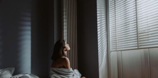 Biała roleta dzień i noc