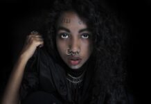 Czy szafa może stać na panelach?