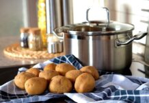Czy gotować pierogi pod przykryciem?