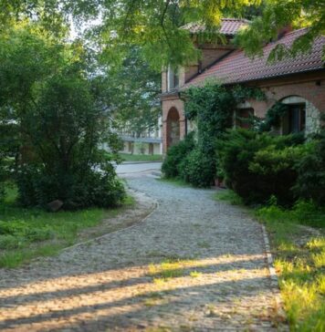 Jak dobry projekt tarasu i projekty kostki brukowej wokół domu porządkują całą posesję? projekty kostki brukowej