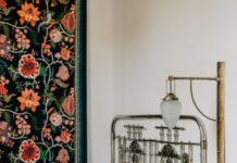 Szafki nocne retro – jak wybrać stylowe i funkcjonalne meble do sypialni? Szafki nocne retro