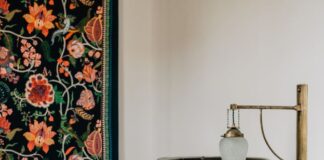 Szafki nocne retro – jak wybrać stylowe i funkcjonalne meble do sypialni? Szafki nocne retro