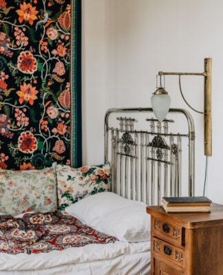 Szafki nocne retro – jak wybrać stylowe i funkcjonalne meble do sypialni? Szafki nocne retro